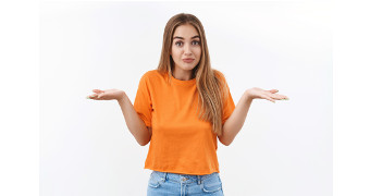 Frau in orangenem T-Shirt welche mit den Achseln zuckt
