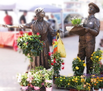 Figuren von einer Mann und einer Frau mit Blumen geschmückt.