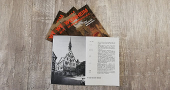 Aufgeschlagene Seite aus dem Heftchen mit Schwarz-Weiß-Foto des Alten Rathauses