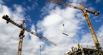 Kräne arbeiten auf Baustelle