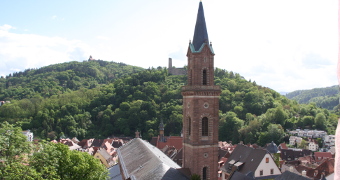 Laurentiuskirche mit Blick auf die Burgen