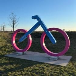 Übergroßes Fahrrad im Stil des Logos der Radschnellverbindung