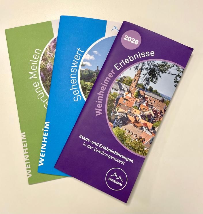 Blick auf die beiden Burgen, im Vordergrund die drei Cover der Broschüren Sehenswert, Grüne Meilen und Weinheim führt