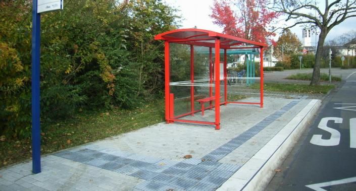 barrierefrei ausgebaute Bushaltestelle Stahlbad mit Witterungsschutz 