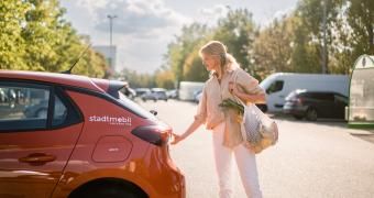 stadtmobil Carsharing Eine Frau öffnet den Kofferraum eines stadtmobil-Carsharing-Autos.