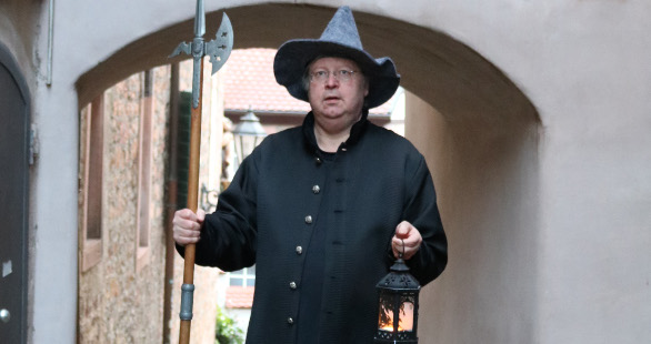 Stadtführer im Nachtwächtergewand im Gerberbachviertel