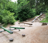 Spielplatz mit langer Rutsche, Balancierbaumstamm und Wippe