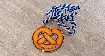 Anhänger in Brezelform mit blau-weißem Band