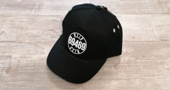 Schwarze Mütze mit weißem Druck