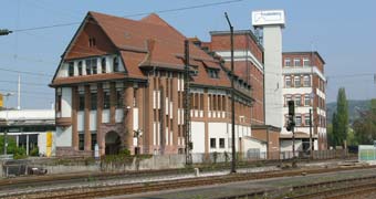 Gebäude des alten Lederwerkes mit Bahnschienen