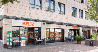 Schaufenster und Eingang der Buchhandlung