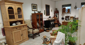 Innenraum mit alten Möbeln und Dekorationen