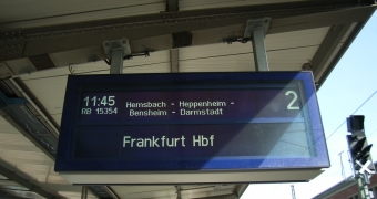 Schild am Bahnsteig