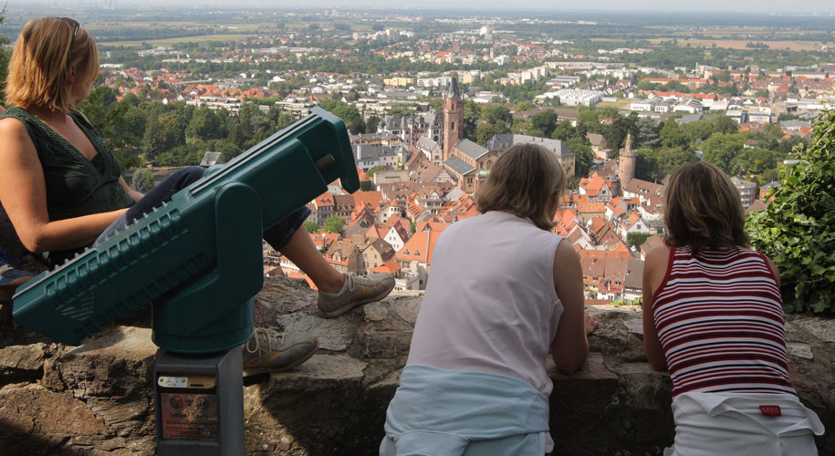 Touristen schauen von der Burg in die Rheinebene