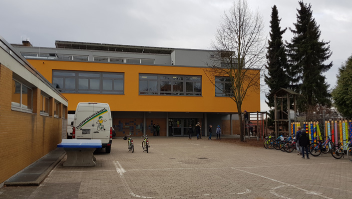 Schulhof mit Schulgebäude der Hans-Joachim-Gelberg-Grundschule