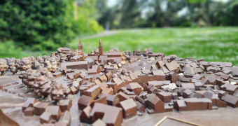 Bronzemodel in minature der Stadt