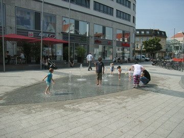 spielende Kinder am Wasserspiel auf dem Dürreplatz  