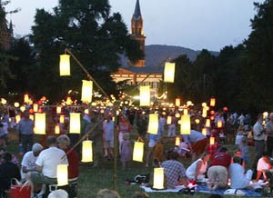 Illumination im Schlosspark Menschen beim Picknick auf der Schlossparkwiese