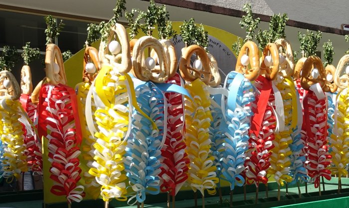 Bunte Sommertagsstecken leuchten in der Sonne