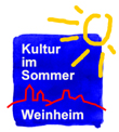 Logo des Weinheimer Kultursommers: blaues Quadrat, rote Burgensilouette, gelbe Sonne