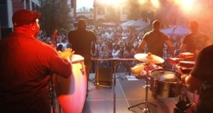 Band auf der Bühne im Schloßhof während eines Auftritts beim internationalen Kulturfest