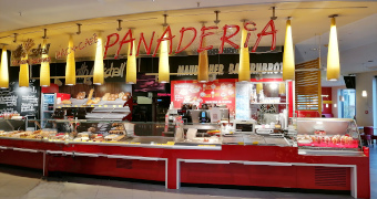 Theke der Bäckerei mit Schriftzug Panaderia