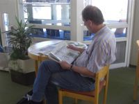 Mann liest Zeitung