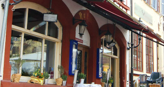 Fensterfront des Marktplatzhotels mit runden Sandsteinbogenfenstern