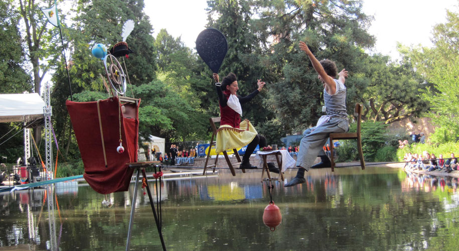 Theaterbühne über dem Teich im Schloßpark