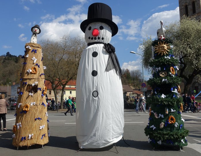 Schneemann mit Strohbutzen