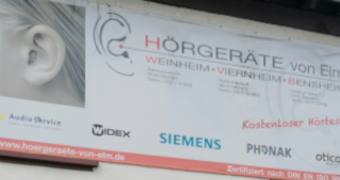 Banner mit Kontaktdaten an der Hauswand