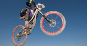 Mountainbiker springt mit Rad