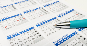 Kalenderübersicht mit Stift