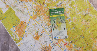 Die Karte Entlang der Bergstraße mit in grün gehaltenem Cover auf einem Auszug der Karte