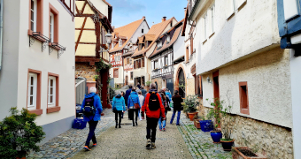 Personen laufen durch die Altstadt
