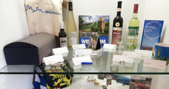 Verschiedene Verkaufsartikel in der Vitrine