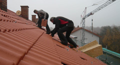 Bauarbeiten auf Dach