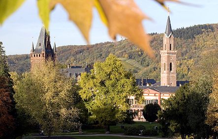 Turm des Weinheimer Schlosses und der St.Laurentius-Kirche