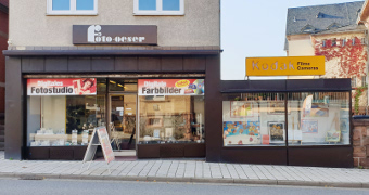 Hauszeile mit Geschäft und Schaufenster