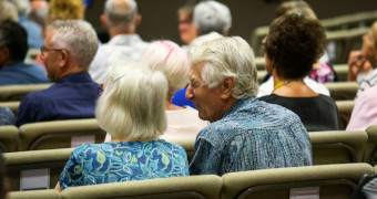Menschen bei einem Vortrag