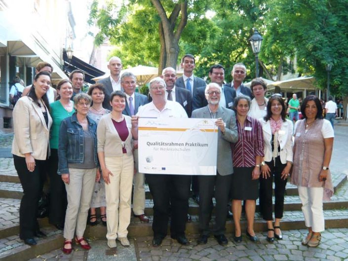 Gruppenfoto mit den Unterzeichner*innen des neuen Qualitätsrahmens Praktikum Gruppenfoto mit den Unterzeichner*innen des neuen Qualitätsrahmens Praktikum