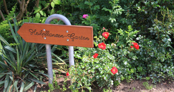Hinweisschild im Heilpflanzengarten