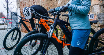 Zwei sportliche Räder in schwarz/orange.