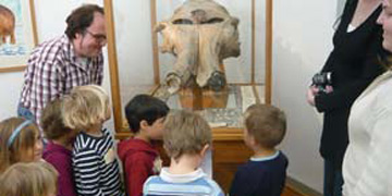 Führung mit Kindern am Mammutschädel