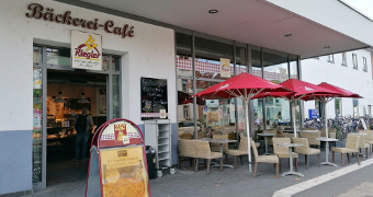 Blick auf den Eingang und die Sitzmöglichkeiten des Cafes
