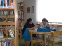 zwei Schüler lernen am Tisch