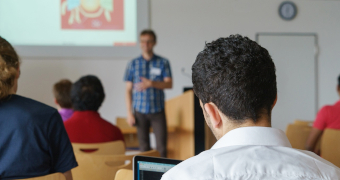 Menschen bei einem Vortrag