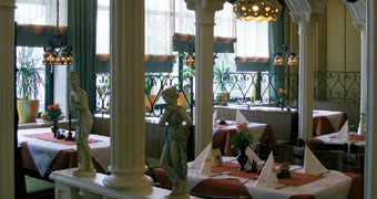 Restaurantinnenraum mit gedeckten Tischen und weißen antikisierten Säulen