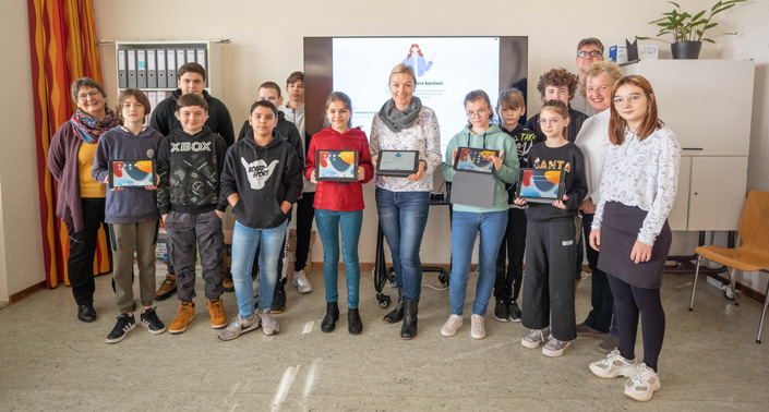 Tablet- und Monitor-Spende Übergabe an Kinder der VKL Klasse in der Jugendherberge Weinheim