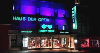 Beleuchtete Hausfront bei Nacht